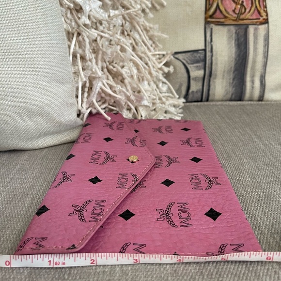 MCM GWP VIP Envelope Clutch Pink w/unbranded Chain⭐️LiKE NEW⭐️💯AuThEnTiC - Picture 9 of 13